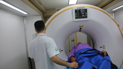 寧波援疆醫生把診室搬到了村民的家門口 移動CT車